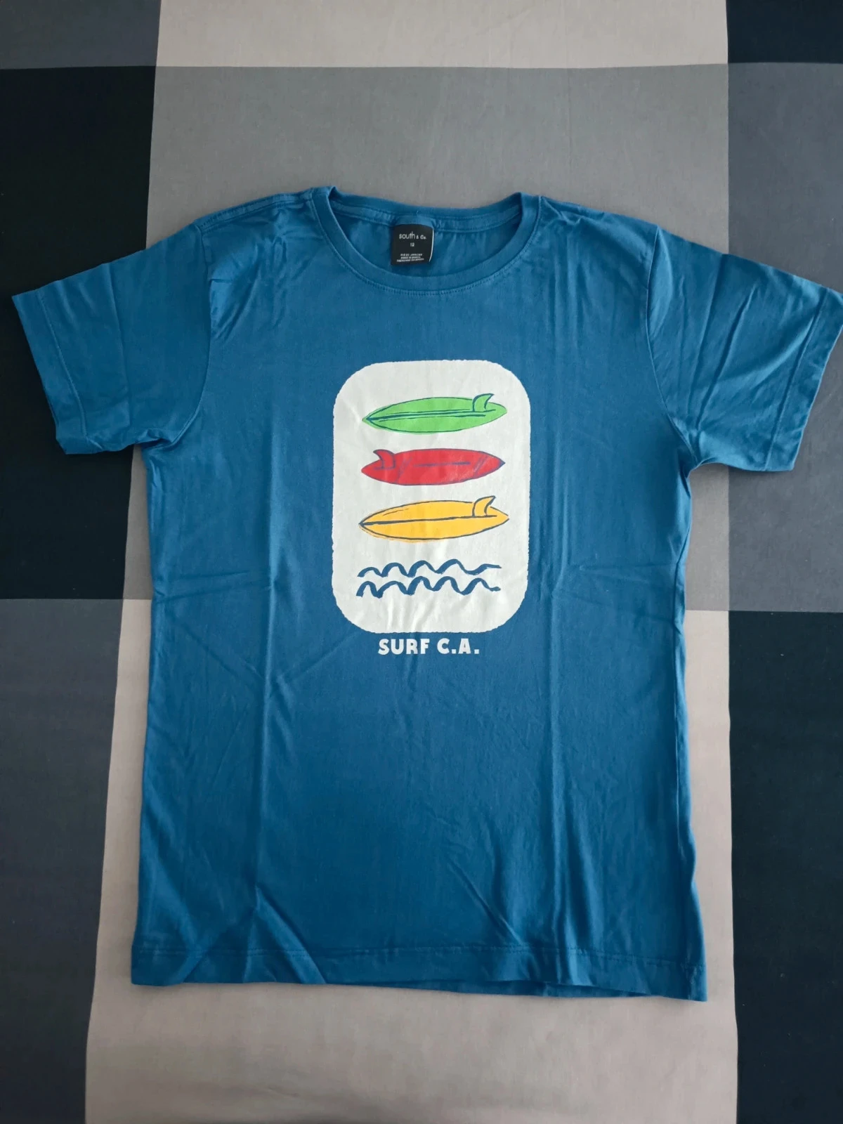 T-shirt azul com estampado de surf da South & Co. 12 anos
